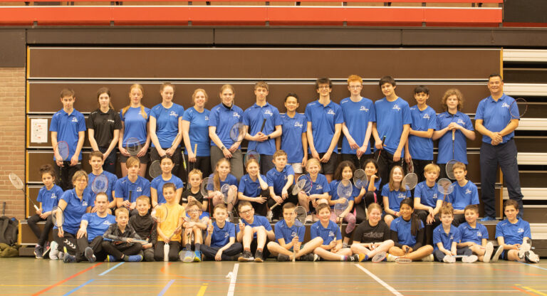 Jeugdspelers in nieuwe clubkleding